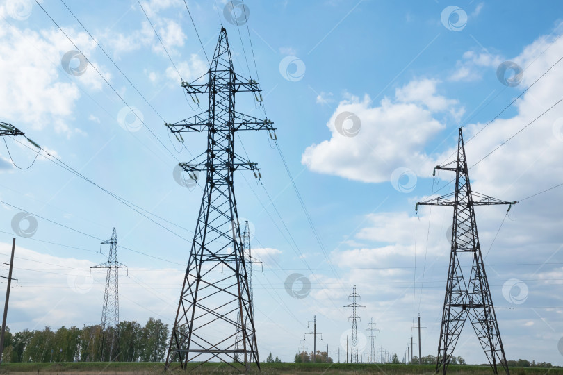 Скачать Снимок высоковольтной башни электропередачи, также известной как электрический столб. фотосток Ozero