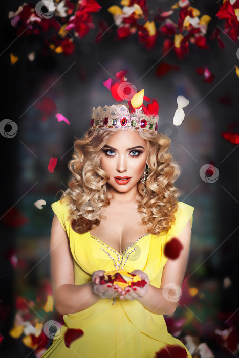 Скачать Красивая женщина в золотой короне. Идеальная блондинка с макияжем, длинными здоровыми светлыми волосами, модный портрет фотосток Ozero