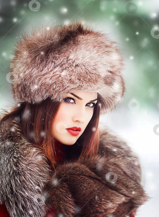 Скачать Модный портрет прекрасной дамы в серой шубе и меховой шапке. Зимняя красавица в роскоши. фотосток Ozero