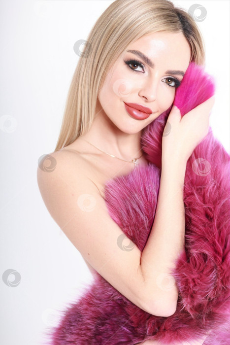 Скачать гламурная фотография девушки в нижнем белье и ярко-фиолетовой шубе из натурального меха. фон белый фотосток Ozero