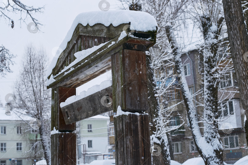 Скачать старые деревянные ворота выдерживают зиму и снег. фотосток Ozero