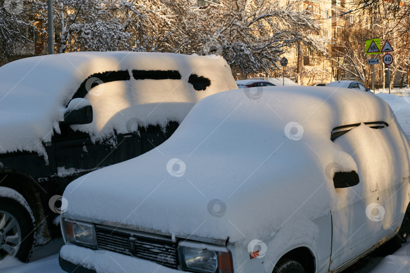 Скачать две машины зимой в снегу на фоне фотосток Ozero
