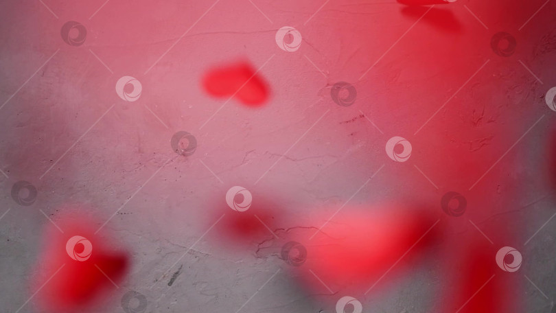 Скачать красные сердечки, падающие на сером фоне. замедленная съемка фотосток Ozero