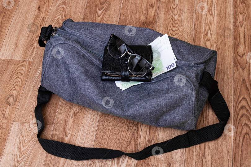 Скачать Бумажник, солнцезащитные очки, евро и дорожная сумка на деревянном фоне фотосток Ozero