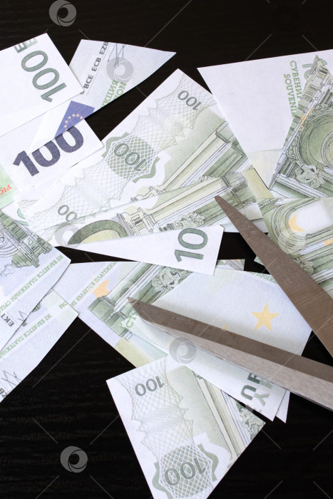Скачать Ножницы и вырезанные банкноты евро на черном фоне фотосток Ozero