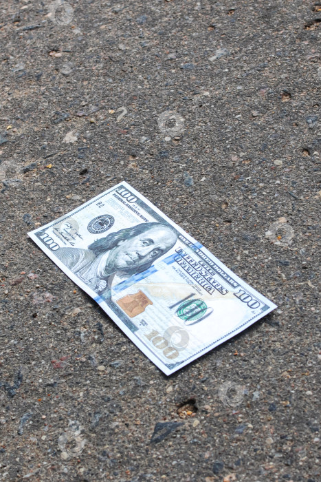 Скачать Смятая стодолларовая купюра на тротуаре фотосток Ozero