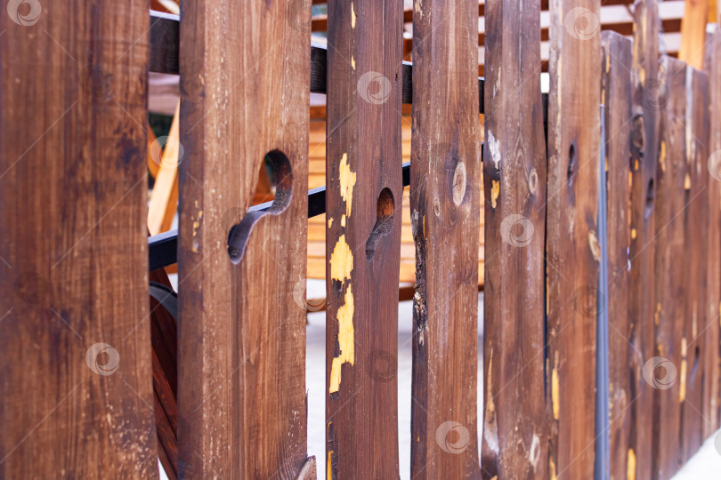 Скачать Забор из красных деревянных досок крупным планом, задний план фотосток Ozero