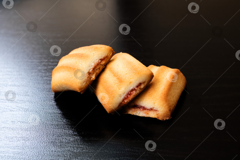 Скачать Три квадратных бисквитных печенья на деревянном столе фотосток Ozero