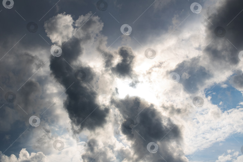 Скачать Темное грозовое небо с облаками и солнечным светом фотосток Ozero