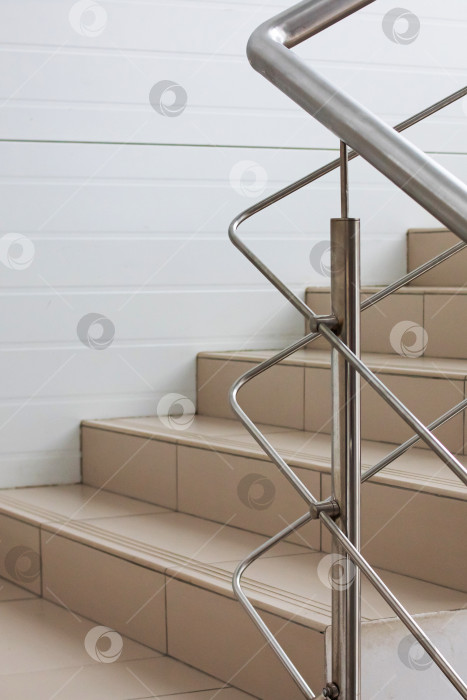 Скачать Лестница с металлическими перилами в закрытом помещении фотосток Ozero