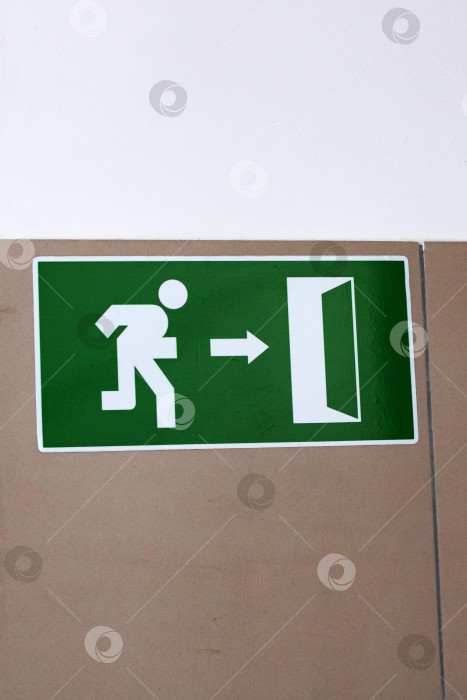 Скачать Зеленый знак выхода на двери здания фотосток Ozero