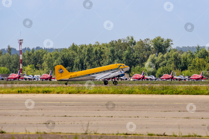 Скачать Американский двухмоторный пассажирский самолет Douglas DC-2 на рулежной дорожке после посадки. Компания Douglas Aircraft. Самолеты времен Второй мировой войны. 100 лет Военно-воздушным силам России. фотосток Ozero