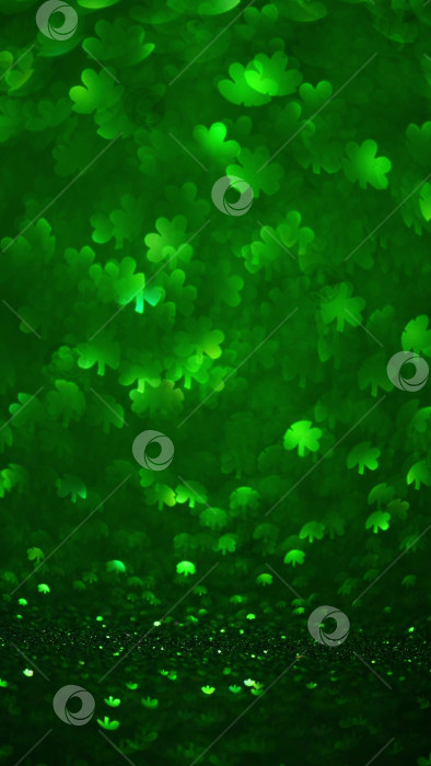Скачать Абстрактный зеленый фон с бликами клевера. Весенний, летний фон, день святого Патрика фотосток Ozero