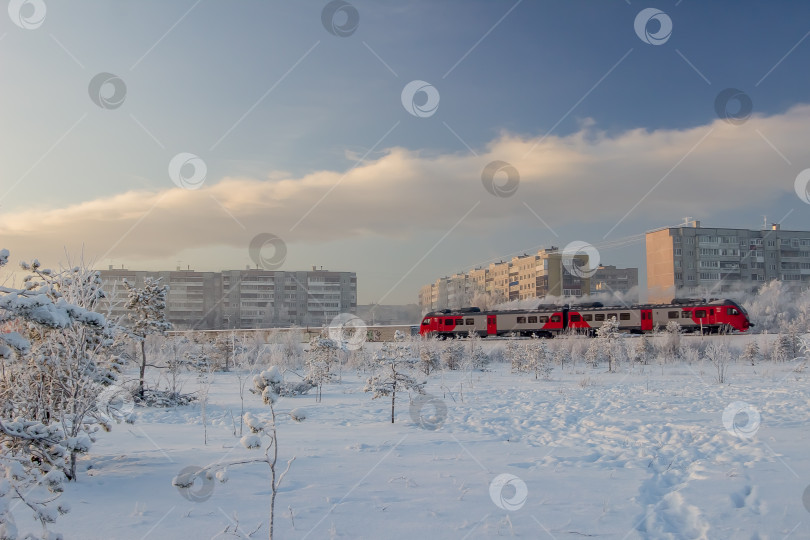 Скачать скорый поезд мчится за городом фотосток Ozero