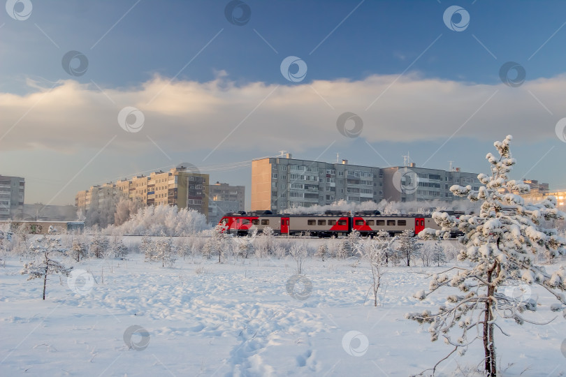 Скачать скорый поезд мчится за городом, фотосток Ozero