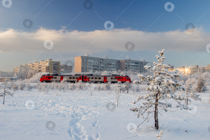 Скачать Скорый поезд мчится за городом, фотосток Ozero