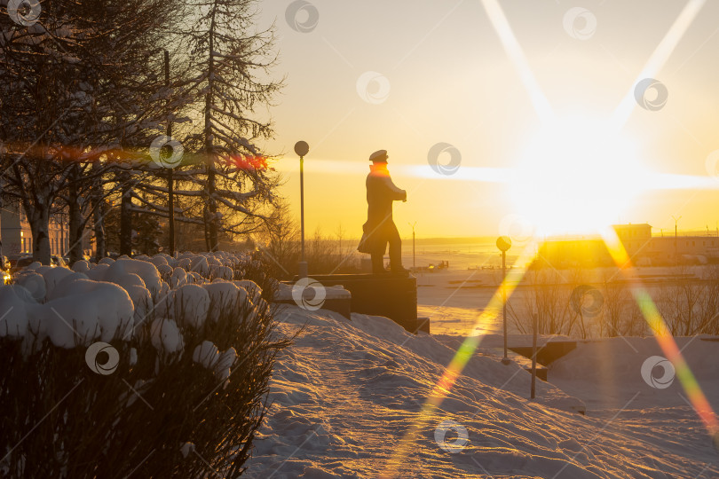 Скачать Набережная Северной двины, Памятник капитану в солнечных лучах. Морозный день, фотосток Ozero