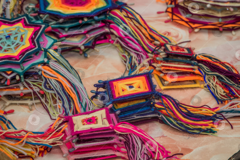 Скачать Красивые, разноцветные, плетеные мандалы. фотосток Ozero