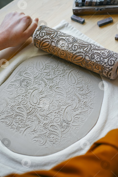 Скачать Декорирование глиняной заготовки рисунком, штамповка скалкой с орнаментом фотосток Ozero