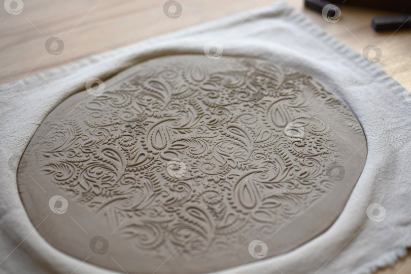 Скачать Красивый орнамент на заготовке глиняной тарелки, мастерство гончара фотосток Ozero