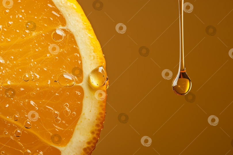 Скачать Янтарная капля сыворотки с витамином С и ломтик апельсина фотосток Ozero