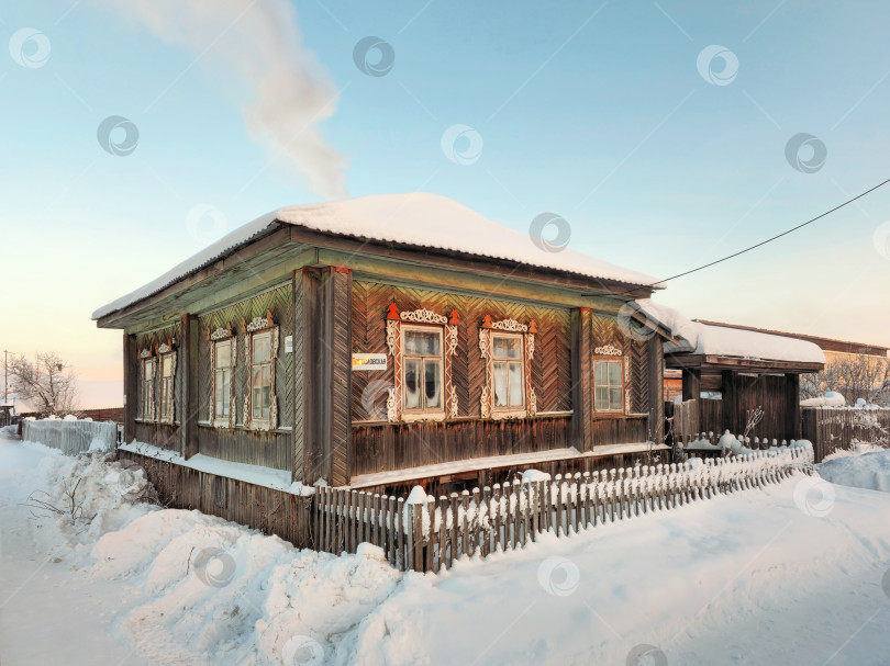 Скачать Зима в русской деревне. Старинная деревянная хижина под фотосток Ozero