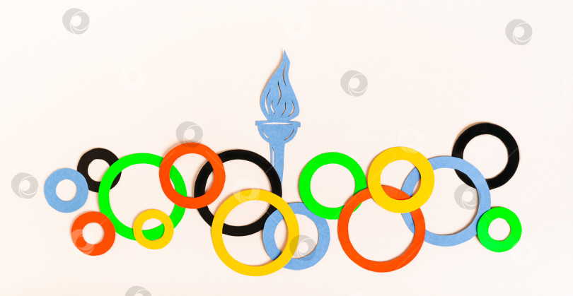 Скачать Олимпийские игры, Париж, Франция, лето 2024 года. Разноцветные кольца и пламя на светлом веб-баннере фотосток Ozero