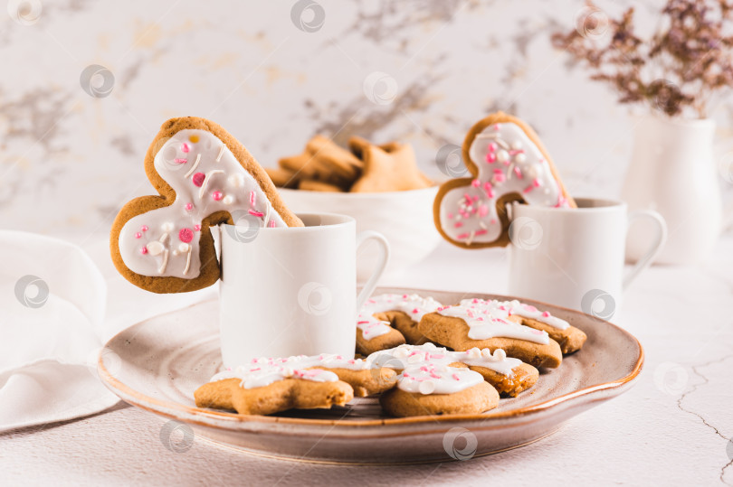Скачать Домашнее печенье в обнимку с кофейной кружкой на тарелке на столе фотосток Ozero
