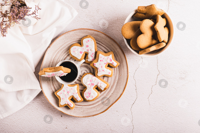 Скачать Домашнее печенье в обнимку с кофейной кружкой на тарелке на столе вид сверху фотосток Ozero