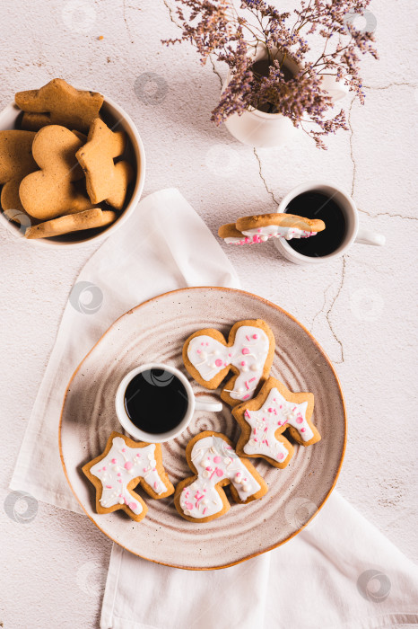 Скачать Сладкое печенье в форме кружки и чашка кофе на тарелке сверху и в вертикальном положении фотосток Ozero