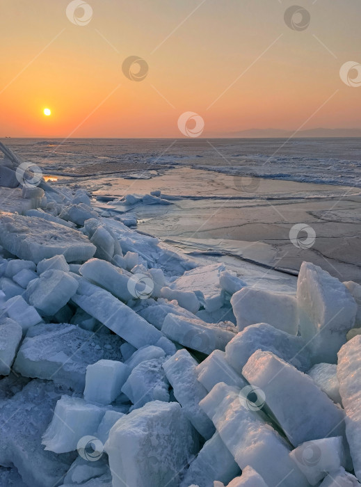 Скачать Зимний морской пейзаж в час красивого заката фотосток Ozero