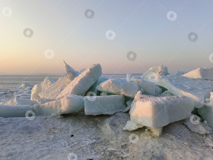 Скачать Глыбы льда на морском берегу в час заката фотосток Ozero