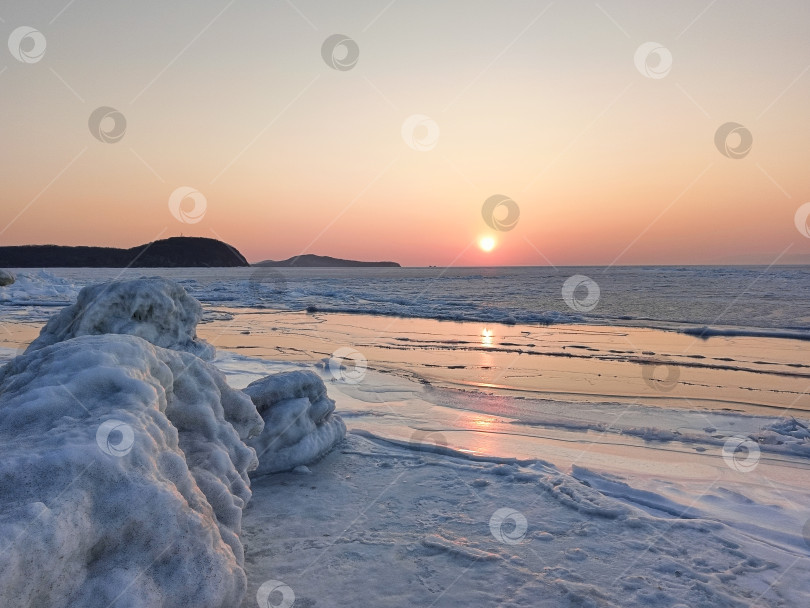 Скачать Живописный вид замерзшего моря в час заката зимой фотосток Ozero