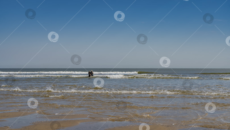 Скачать Волны бирюзового океана, пенясь, накатываются на берег. фотосток Ozero