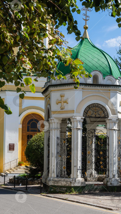 Скачать Православный храм Воронежской епархии. Зеленые купола с золотыми православными крестами на фоне голубого неба. Воскресенская церковь в городе Воронеже. Прихожане у входа. фотосток Ozero