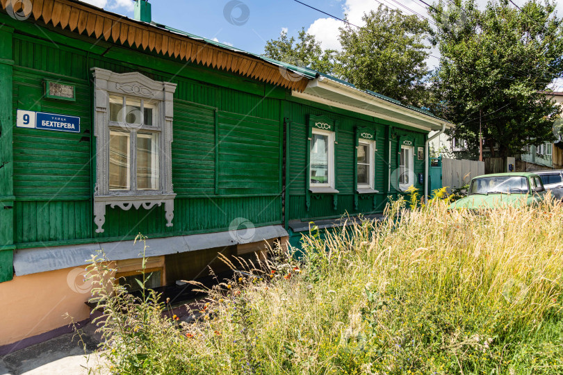 Скачать Старинные дома купцов и промышленников XVIII века. Улица Бехтерева или Вяхиревская улица до революции. Улица расположена вдоль оврага фотосток Ozero