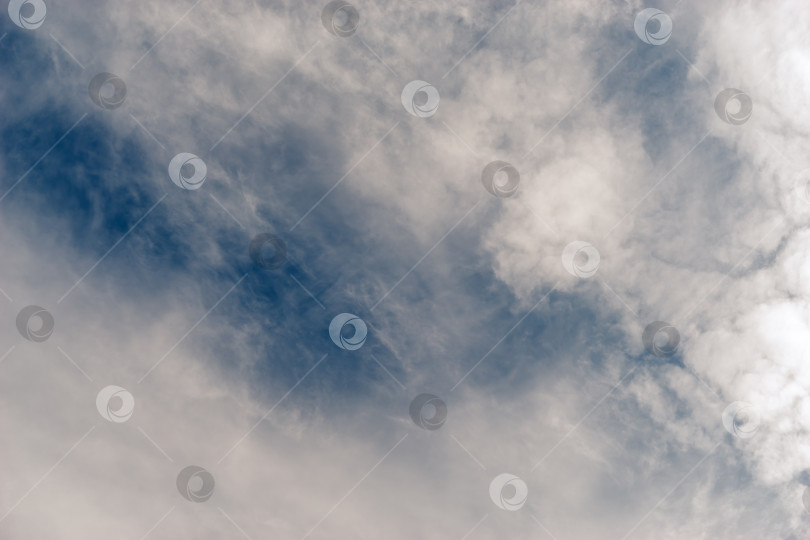 Скачать Белые кучевые облака на голубом небе. фотосток Ozero