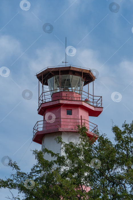 Скачать Действующий маяк на побережье Черного моря в курортном городе Геленджик. Крупный план сооружения фотосток Ozero