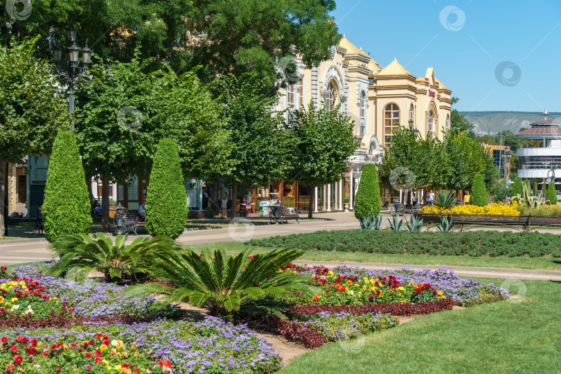 Скачать Курортный бульвар - центральная пешеходная улица города-курорта Кисловодск. Это город-курорт в регионе Кавказских Минеральных вод, Ставропольский край. Кисловодск, Россия - 19 августа 2023 года. фотосток Ozero