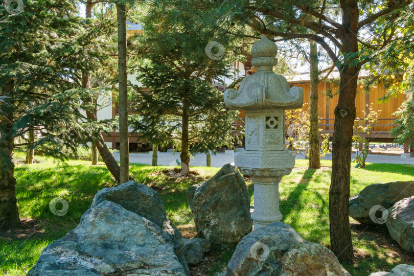 Скачать Традиционная японская каменная лампа, снежный фонарь Юкими Торо в японском саду общественного ландшафтного парка Краснодара или парка Галицкогою фотосток Ozero