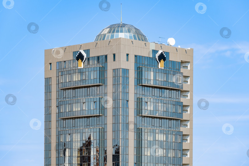 Скачать Небоскреб с остекленным фасадом офисного здания крупнейшей нефтегазовой компании "Роснефть". В верхней части на каждой стене - логотип компании "Роснефть". фотосток Ozero