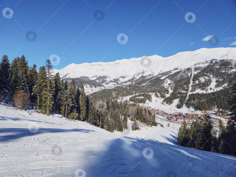 Скачать Вид на поляну Романтик с высоты горнолыжного склона, Архыз, Россия фотосток Ozero