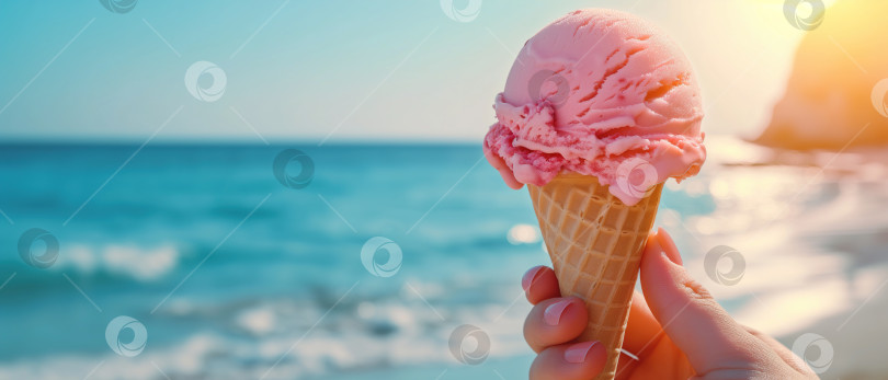 Скачать Крупный план руки, держащей мороженое в вафельном рожке в солнечный летний день на берегу моря, копия космического баннера фотосток Ozero