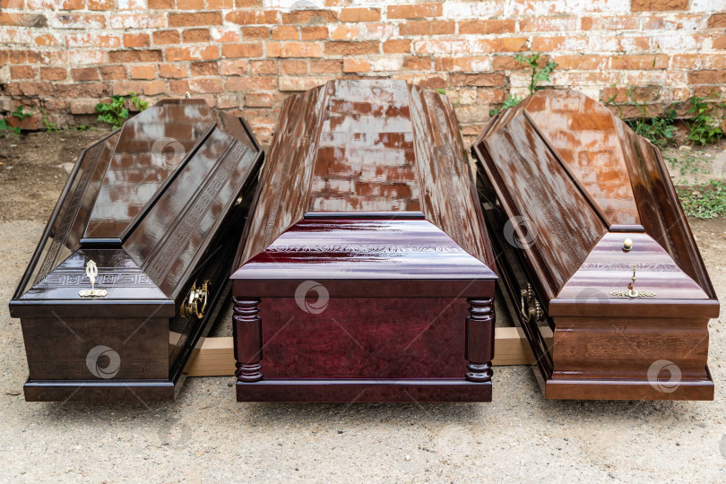Скачать Элитные гробы на поддоне для транспортировки. Три типа моделей гробов, изготовленных на предприятии Elite Grob. Крупный план. фотосток Ozero