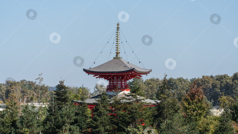 Скачать Краснодарский "Японский сад". Пагода Тахото или хранилище реликвий. Цвет здания, красный "акаи", символизирует мир, безопасность, семейное благополучие, а также олицетворяет изобилие жизни, отталкивает силы зла фотосток Ozero