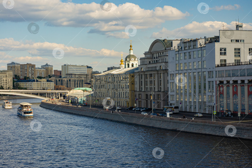 Скачать Москва, Россия - 16 июня 2019 года. Прогулочные катера плывут по Москве-реке в направлении Котельнической набережной. Съемка с наплавного моста. Закат над рекой солнечным летним днем. фотосток Ozero