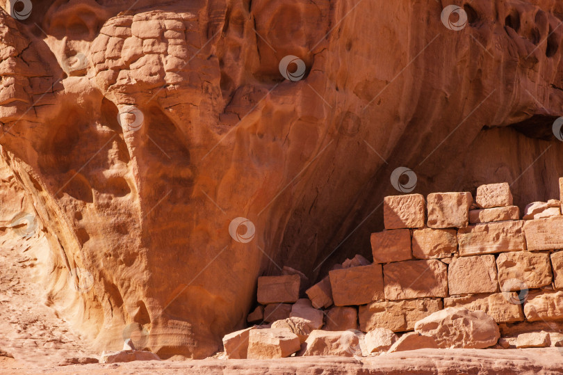 Скачать Иордания, пустыня Вади Рам. Невероятные пейзажи с яркими красками со всех сторон. Марсианский город, окруженный невероятными скалами и горами причудливых форм с самой необычной архитектурой. фотосток Ozero