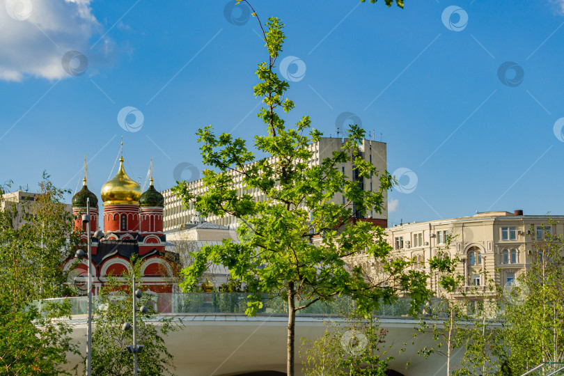 Скачать Купола древнего Знаменского собора. Крупный план. Парк Зарядье. Улица Варварка рядом с Кремлем и Красной площадью. фотосток Ozero