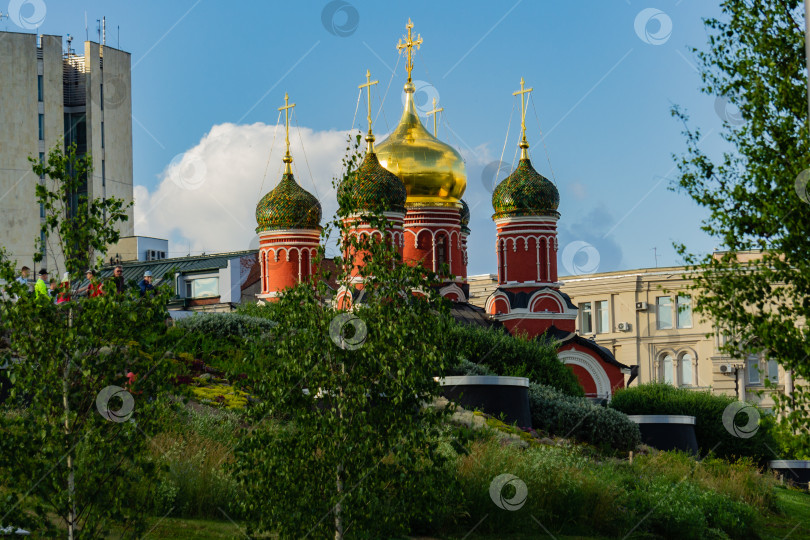 Скачать Купола древнего Знаменского собора. Крупный план. Парк Зарядье. Улица Варварка рядом с Кремлем и Красной площадью. фотосток Ozero