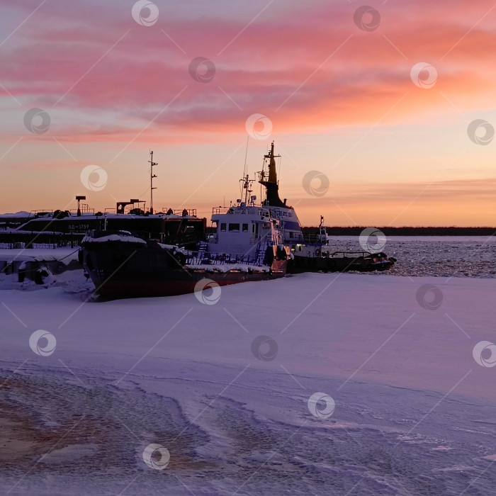 Скачать Речной вокзал, Архангельск, речные морские судна у причала. фотосток Ozero